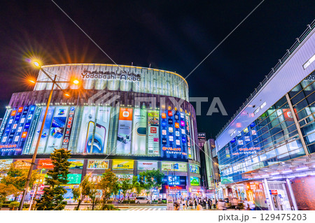 日本の東京都市景観8月 夜でも若者や観光客らで賑わう秋葉原＝3日、20時8分 129475203