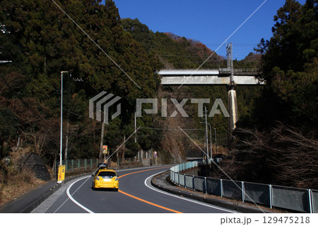 国道299号線と西武秩父線第15高麗川橋梁(あじさい街道:飯能市内) 国道299号線と西武秩父線第15高麗川橋梁(あじさい街道:飯能市内) 129475218