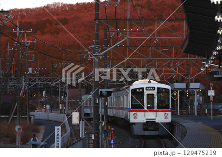 冬枯れの山と西武秩父線4000系電車 129475219