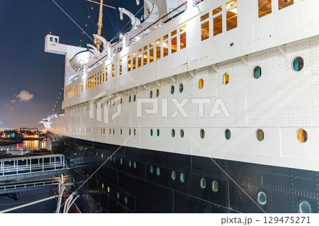アメリカ　星空と記念艦のキュナード社客船クイーンメリー号　ロサンゼルス　ロングビーチ 129475271