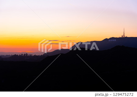 アメリカ　グリフィス天文台から望むロサンゼルスのダウンタウンとハリウッドの街並みと夕景、夜景 129475272