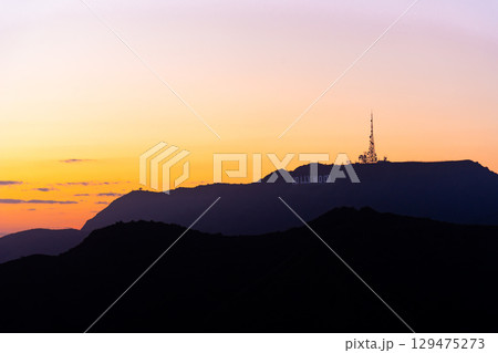 アメリカ　グリフィス天文台から望むロサンゼルスのダウンタウンとハリウッドの街並みと夕景、夜景 129475273