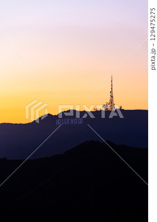 アメリカ　グリフィス天文台から望むロサンゼルスのダウンタウンとハリウッドの街並みと夕景、夜景 129475275