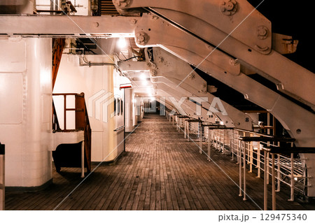 アメリカ　記念艦のキュナード社客船クイーンメリー号のデッキ、甲板　ロサンゼルス　ロングビーチ 129475340