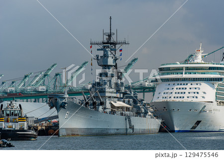 アメリカ 記念艦の戦艦アイオワと現代の豪華客船 ロサンゼルス アメリカ 記念艦の戦艦アイオワと現代の豪華客船 ロサンゼルス 129475546