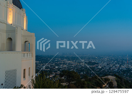 アメリカ　グリフィス天文台から望むロサンゼルスのダウンタウンの街並みと夜景 129475597
