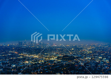 アメリカ　グリフィス天文台から望むロサンゼルスのダウンタウンの街並みと夜景 129475598