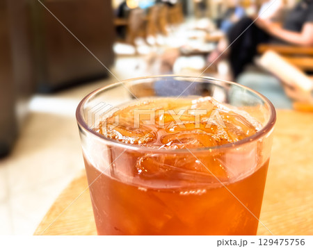 カフェで冷たいアイスティーを飲む カフェで冷たいアイスティーを飲む 129475756