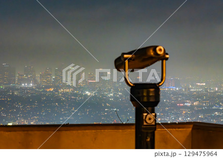 アメリカ　グリフィス天文台から望むロサンゼルスのダウンタウンの街並みと夜景 129475964