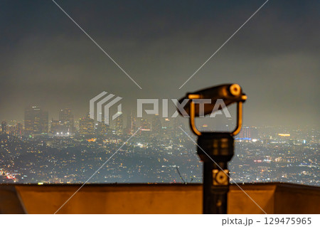 アメリカ　グリフィス天文台から望むロサンゼルスのダウンタウンの街並みと夜景 129475965