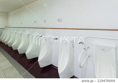 男性用のトイレ 男性用のトイレ 129476004