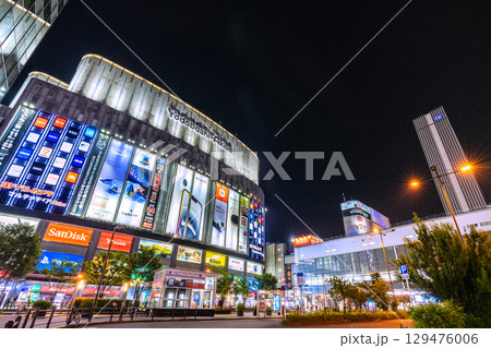 日本の東京都市景観8月 夜でも若者や観光客らで賑わう秋葉原=3日、20時過ぎ 日本の東京都市景観8月 夜でも若者や観光客らで賑わう秋葉原=3日、20時過ぎ 129476006