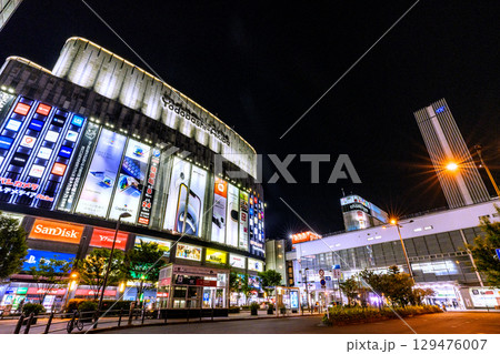 日本の東京都市景観8月 夜でも若者や観光客らで賑わう秋葉原=3日、20時過ぎ 日本の東京都市景観8月 夜でも若者や観光客らで賑わう秋葉原=3日、20時過ぎ 129476007