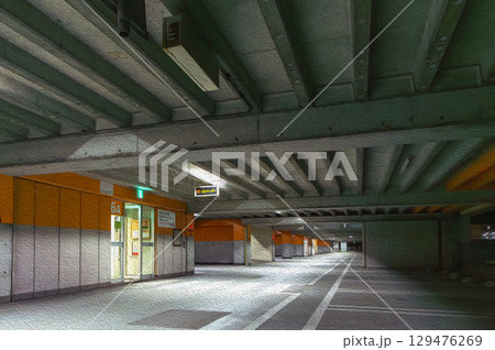 立体駐車場から店舗に入る入口 129476269