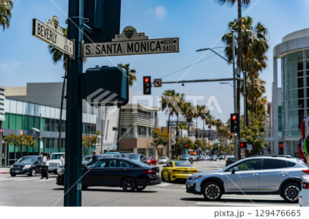 アメリカ　青空とロサンゼルスのビバリーヒルズの街並み 129476665