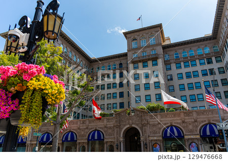 アメリカ　青空とロサンゼルスのビバリーヒルズの街並み 129476668