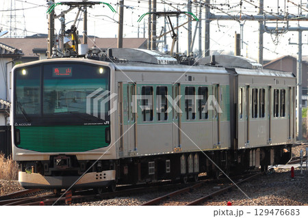 宝積寺駅に到着する烏山線EV-E301系アキュム 129476683