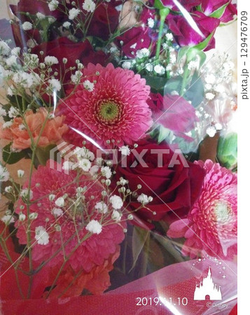 華やかな花 129476709