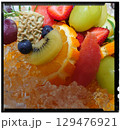 沢山のフルーツと集合した集合写真 129476921