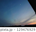 夕暮れの空に浮かぶ月 129476929
