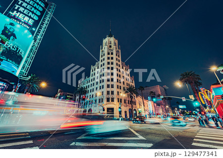アメリカ　ロサンゼルスのハリウッドの街並みと夜景 129477341