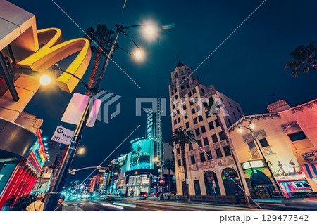 アメリカ　ロサンゼルスのハリウッドの街並みと夜景 129477342
