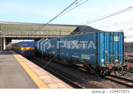 時間調整中のトヨタ・ロングパス・エクスプレス貨物列車と通過する西濃運輸カンガルーライナーSS60 129477831