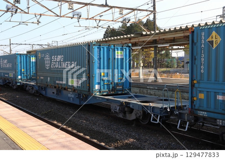 東北本線の途中駅で時間調整するトヨタ・ロングパス・エクスプレス貨物列車 129477833