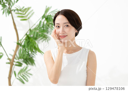スキンケアをするミドル女性 129478106