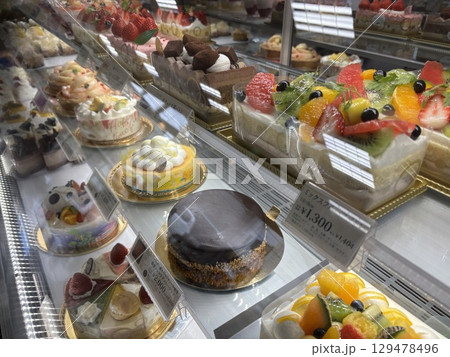 ショーケースに並ぶケーキ 129478496