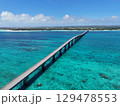 エメラルドグリーンに架かる来間大橋 空からの風景 129478553