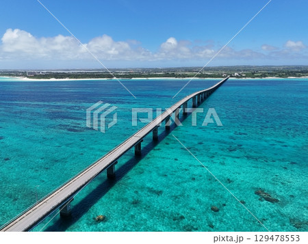 エメラルドグリーンに架かる来間大橋 空からの風景 129478553