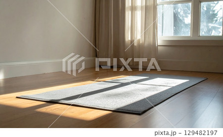 窓から差し込む淡い陽射しが照らすシンプルなヨガマット 129482197