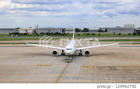 Airport view, the plane followed the taxiway to the runway. to prepare for departure. 129482792