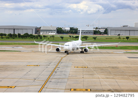 Airport view, the plane followed the taxiway to the runway. to prepare for departure. 129482795