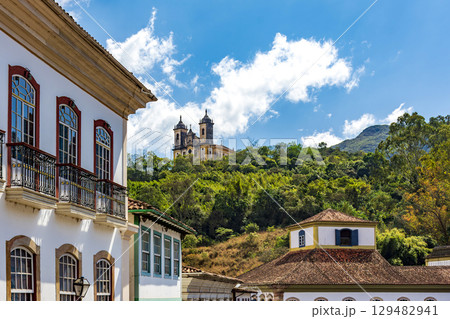 Colonial houses and a baroque churc 129482941