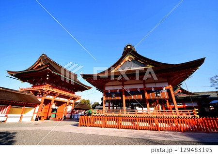 京都府　伏見稲荷大社　外拝殿 ＆ 楼門 京都市伏見区深草藪之内町　2022 年 2月 129483195