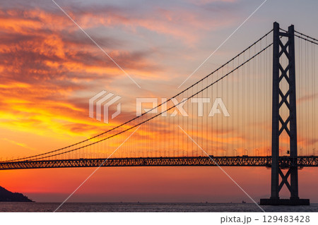 燃えるような夕焼けと明石海峡大橋 燃えるような夕焼けと明石海峡大橋 129483428
