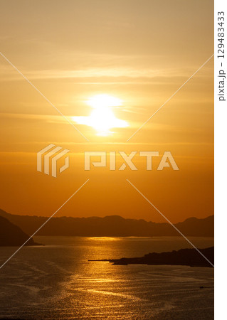雲間から射す幻想的な夕日の光 129483433