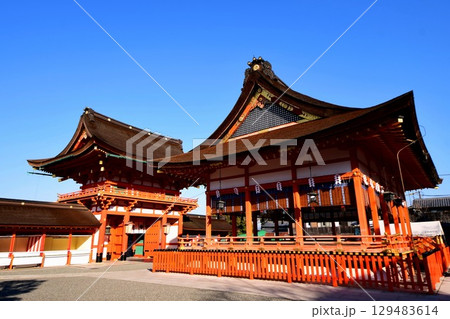 京都府　伏見稲荷大社　外拝殿 ＆ 楼門 京都市伏見区深草藪之内町　2022 年 2月 129483614