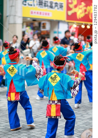 帯屋町で踊るよさこい祭り 129483782
