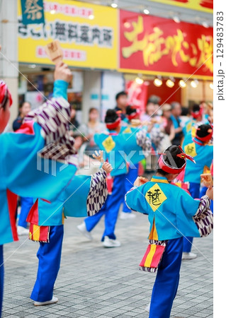 帯屋町で踊るよさこい祭り 129483783