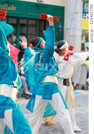 帯屋町で踊るよさこい祭り 129483799