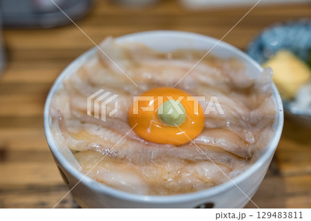 ヒラメの漬け丼 ヒラメの漬け丼 129483811