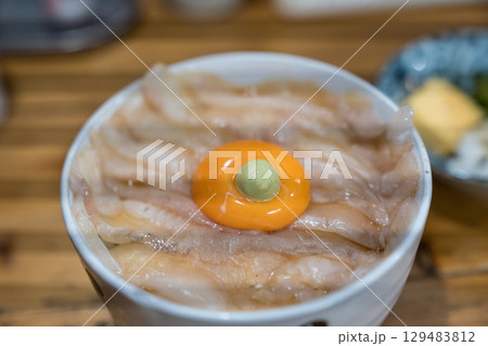 ヒラメの漬け丼 129483812