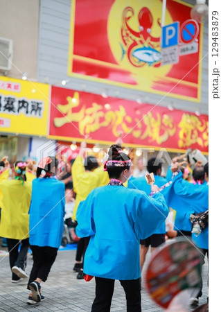 よさこい祭りで踊る女性 129483879
