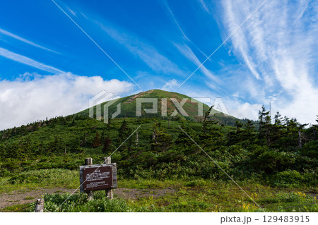 夏の快晴の青森の八甲田山の登山道 夏の快晴の青森の八甲田山の登山道 129483915