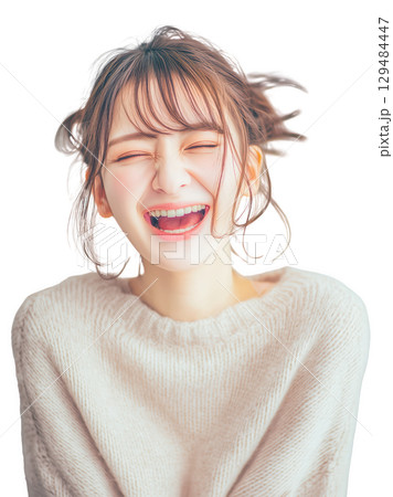 【背景透過】　笑顔の女性 ポートレート  セーター着用 129484447