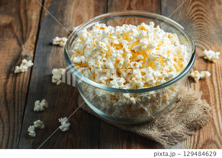 Pop corn on wood color background.Food and snack concepts ideas.Minimal style top view mockup Pop corn on wood color background.Food and snack concepts ideas.Minimal style top view mockup 129484629