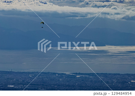 毛無山から見るパラグライダーと駿河湾の海 129484954